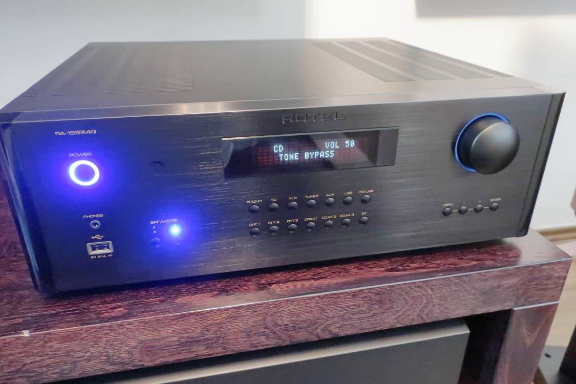 Rotel RA-1592MKII - Hi-Fi Voice - recenze audio-video techniky a chytrého  bydlení